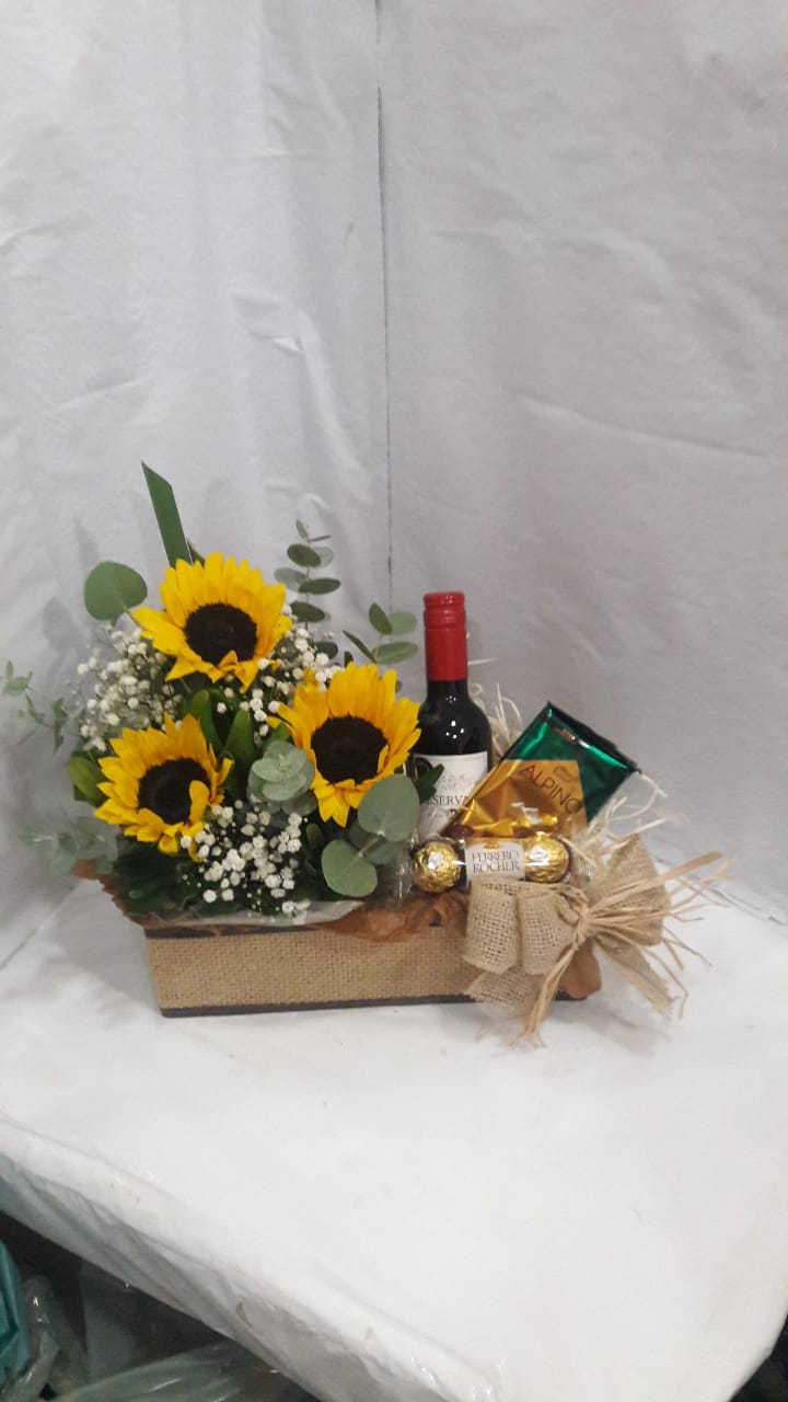 Kit com flores vinho e chocolates
